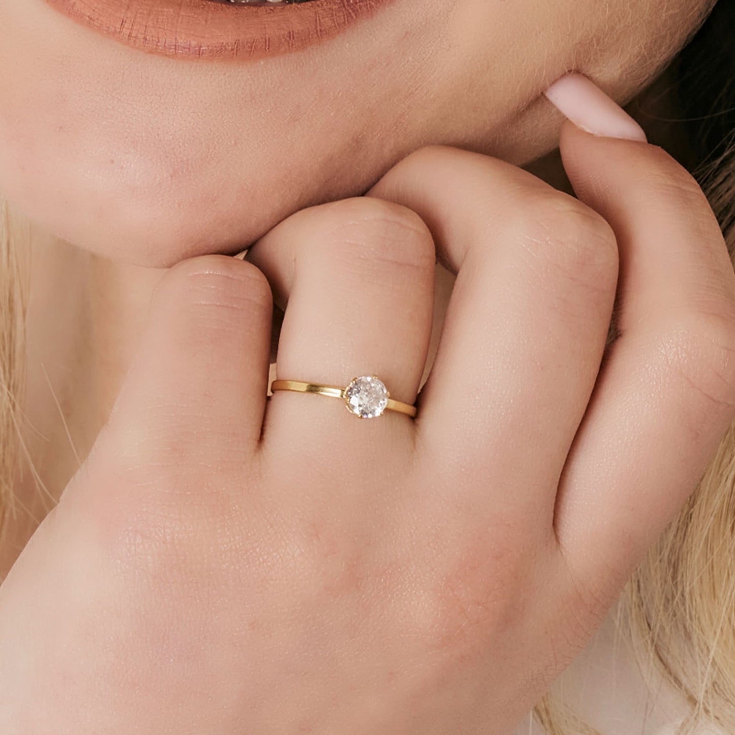 BAGUE SOLITAIRE EN ACIER POUR FEMME AVEC CRISTAL BLANC