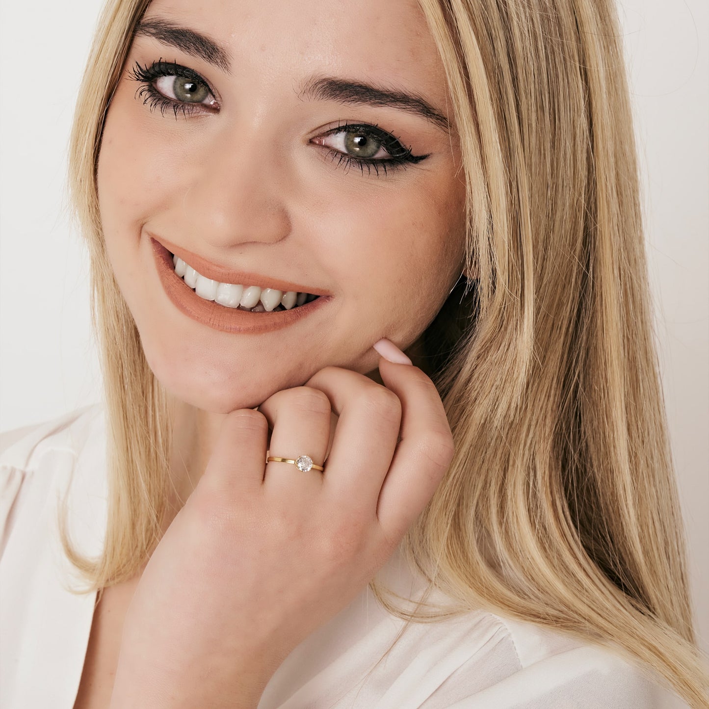 BAGUE SOLITAIRE EN ACIER POUR FEMME AVEC CRISTAL BLANC