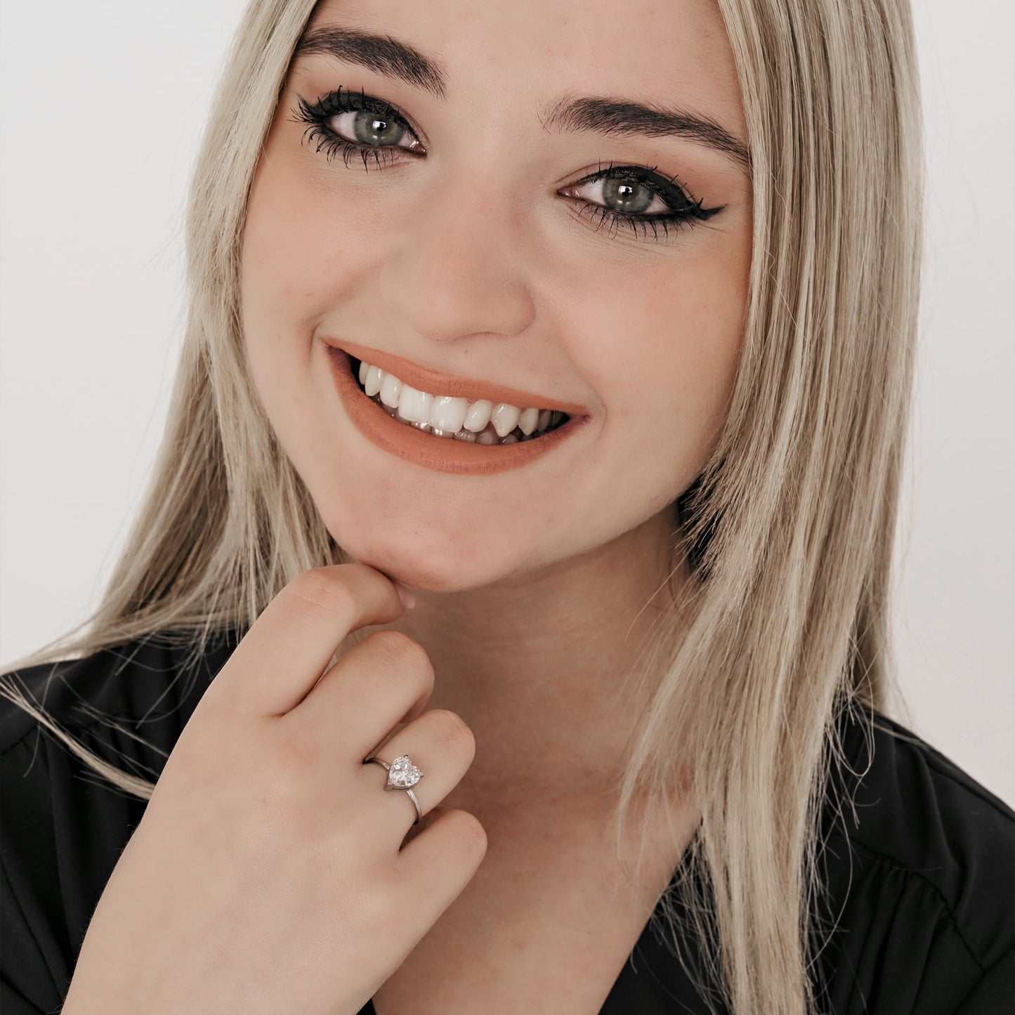 BAGUE EN ACIER POUR FEMME AVEC CRISTAL BLANC EN FORME DE CŒUR