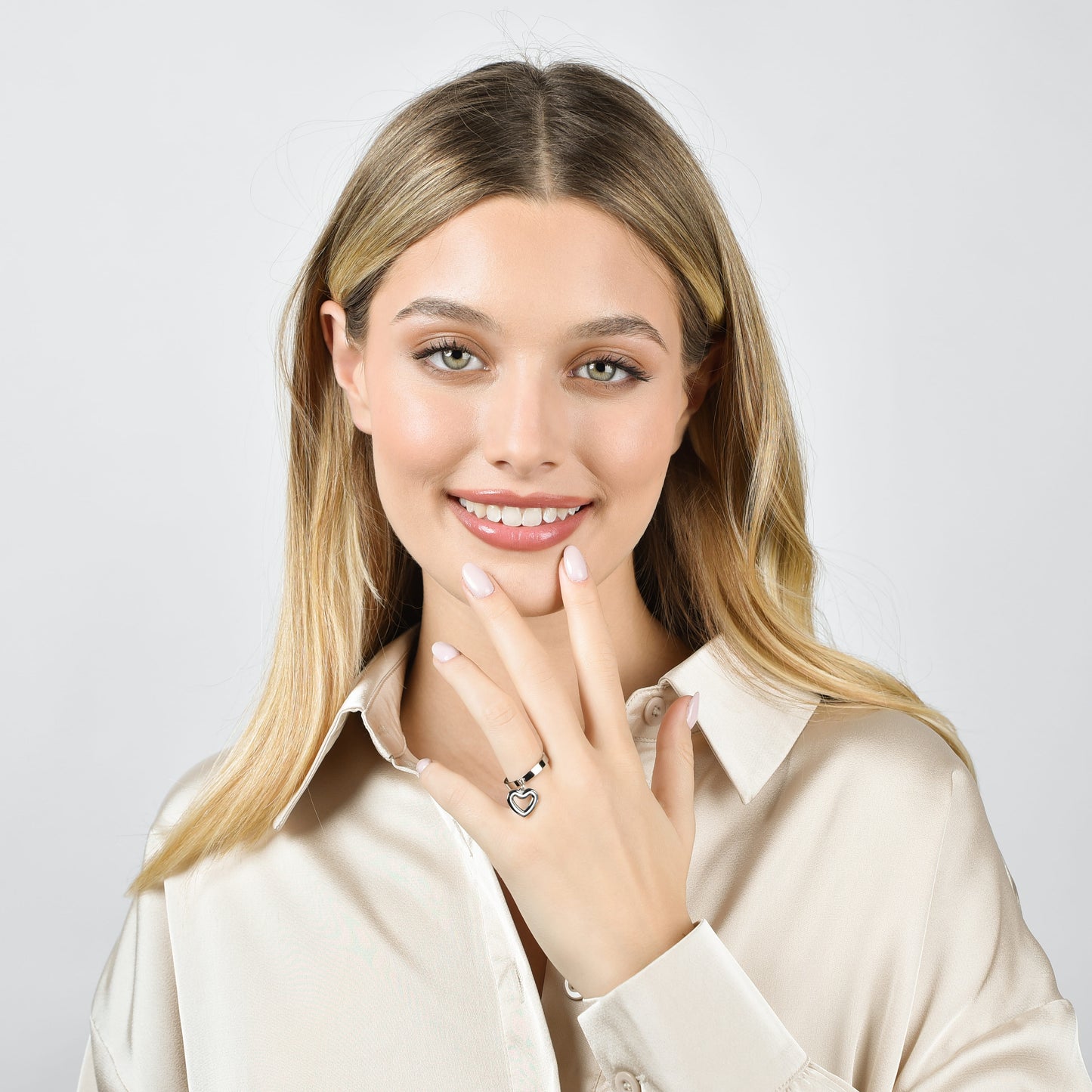 BAGUE EN ACIER POUR FEMMES AVEC CŒUR PERCÉ