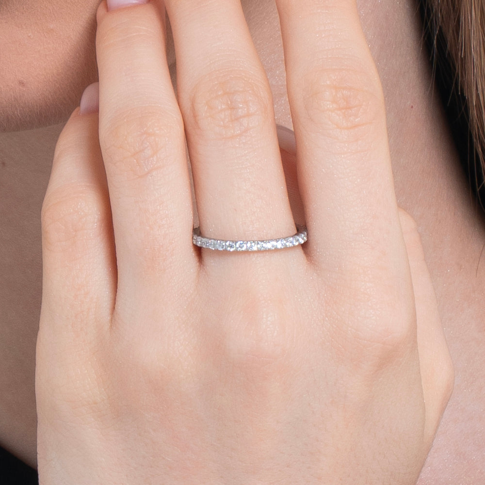 BAGUE EN ACIER POUR FEMMES AVEC CRISTAUX BLANCS