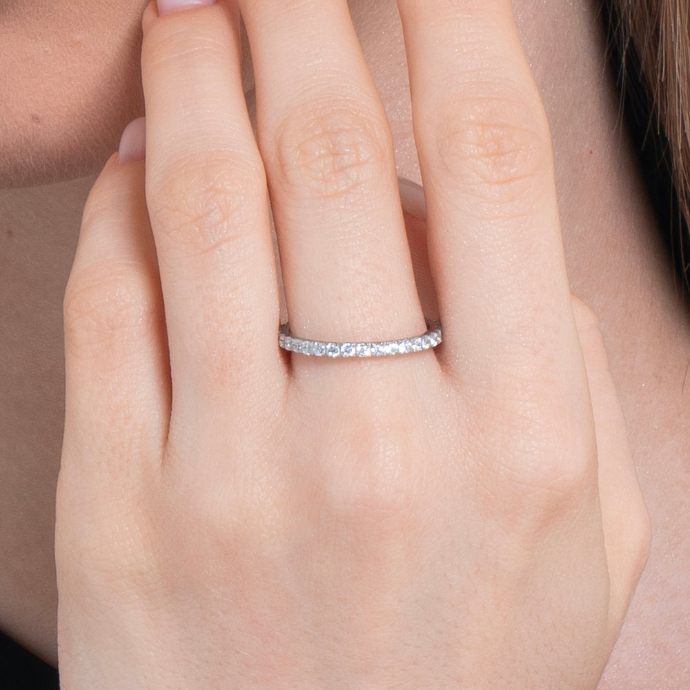 BAGUE EN ACIER POUR FEMMES AVEC CRISTAUX BLANCS
