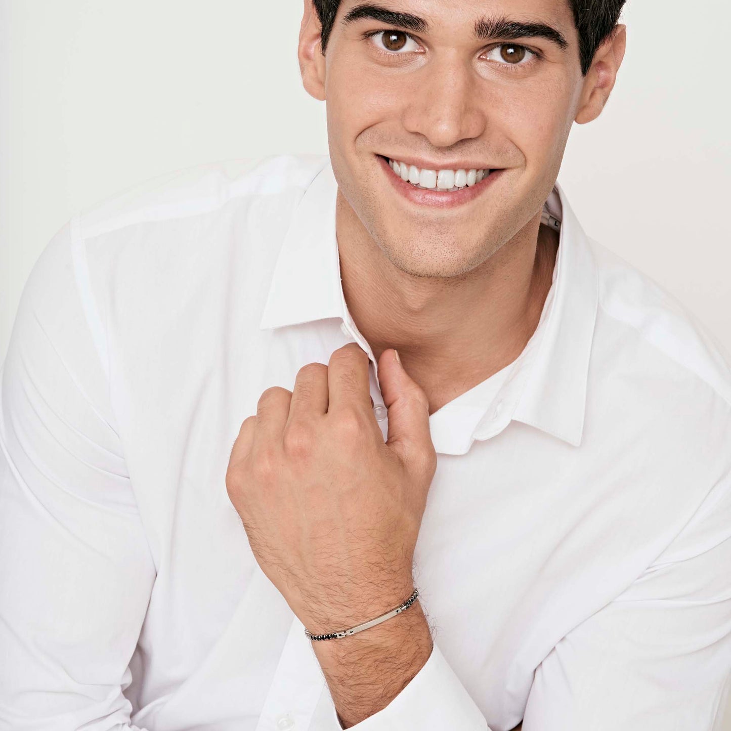 BRACELET POUR HOMME EN ACIER AVEC PLAQUE NOIRE ET CRISTAUX