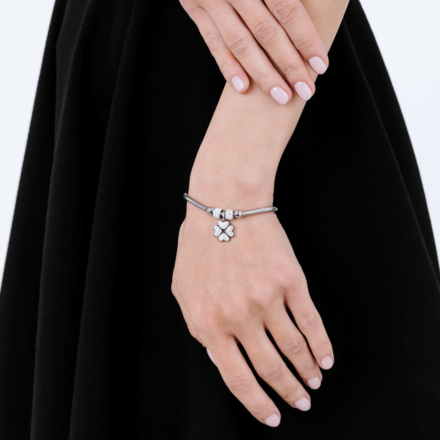 BRACELET POUR FEMME EN ACIER AVEC TRÈFLE À QUATRE FEUILLES ET CRISTAUX BLANCS