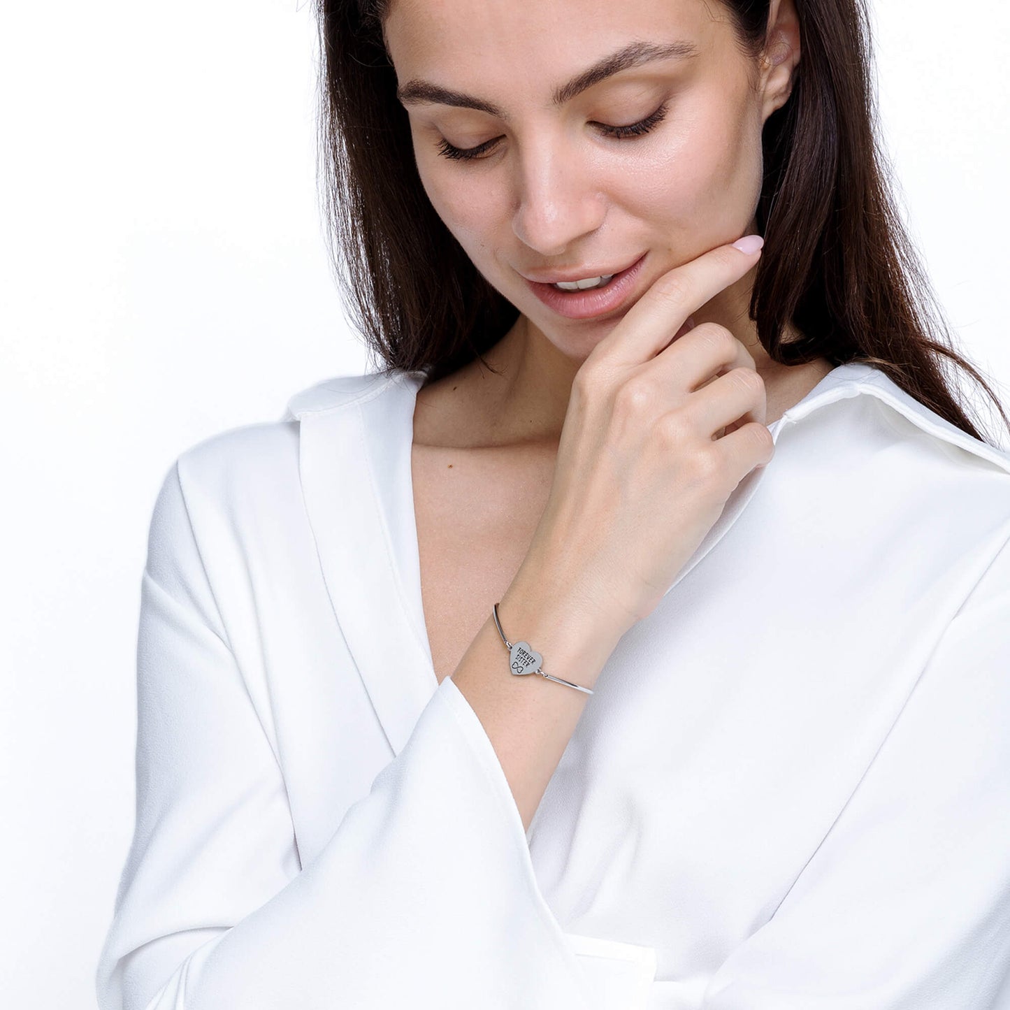 BRACELET EN ACIER POUR FEMMES AVEC INSCRIPTION "FOREVER SISTER