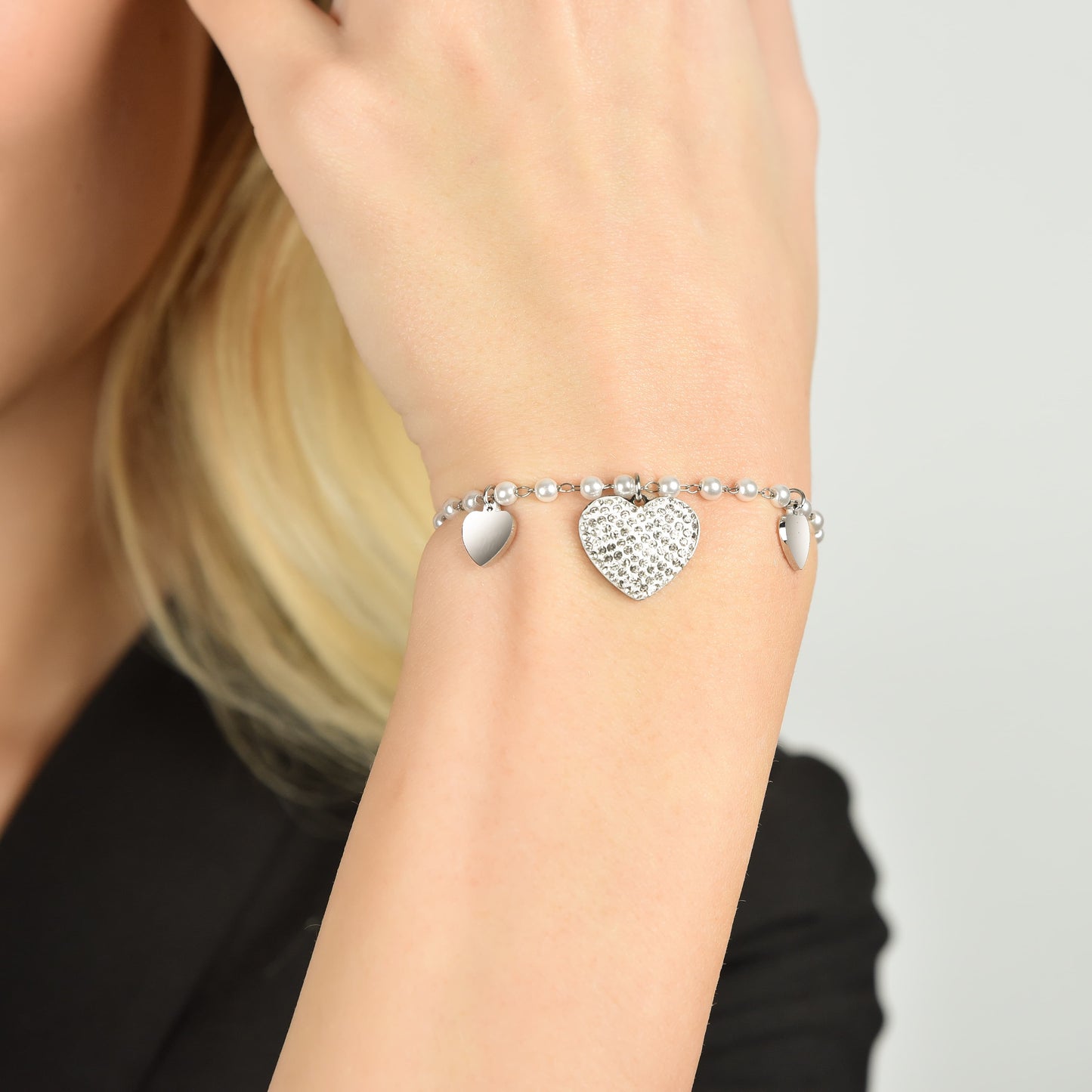 BRACCIALE DONNA IN ACCIAIO CON PERLE BIANCHE E CUORI