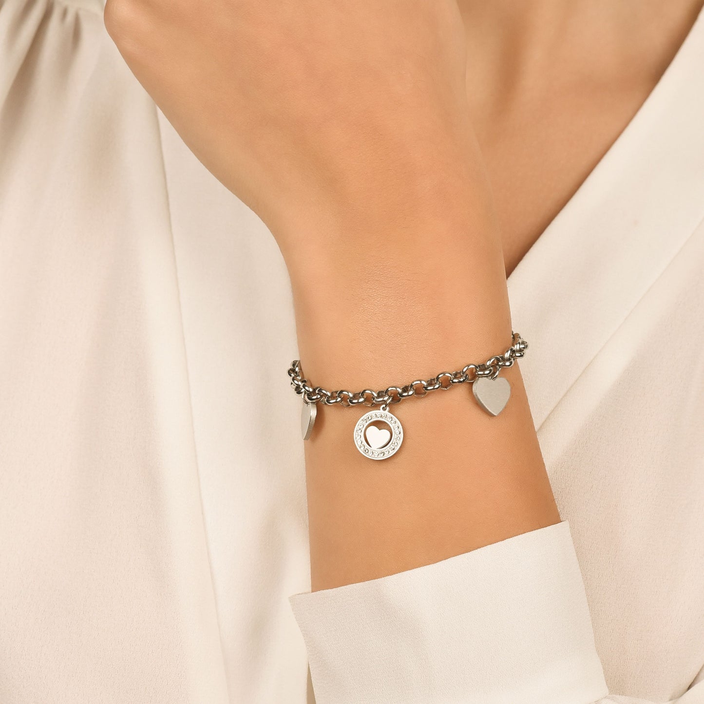 BRACELET EN ACIER POUR FEMMES AVEC CŒURS ET CRISTAUX BLANCS