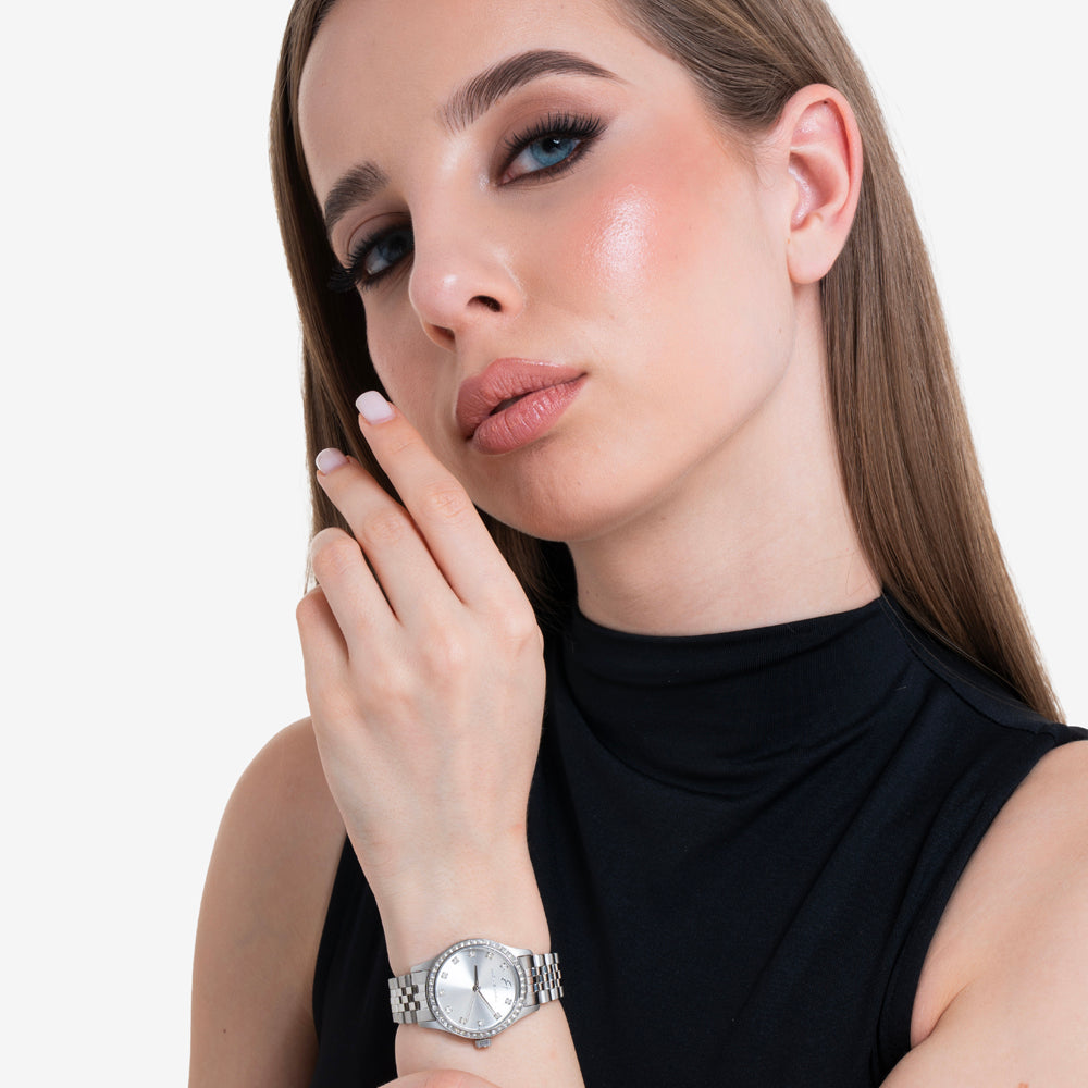 MONTRE EN ACIER POUR DAMES AVEC CADRAN ARGENTÉ ET LUNETTE EN CRISTAL BLANC