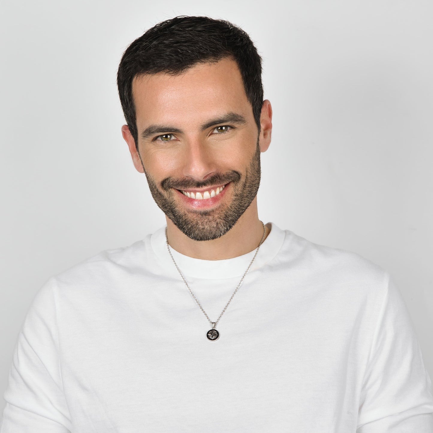 COLLIER HOMME EN ACIER AVEC ROSE DES VENTS ET ÉMAIL NOIR