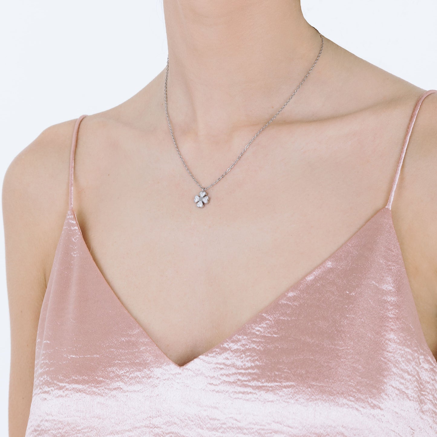 COLLIER EN ACIER POUR FEMMES AVEC TRÈFLE À QUATRE FEUILLES ET CRISTAUX BLANCS