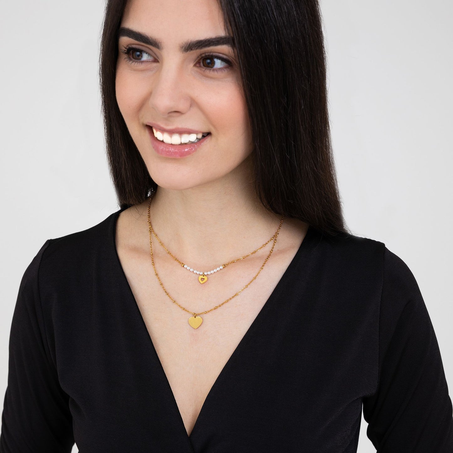 COLLIER FEMME EN ACIER DORÉ IP AVEC CŒURS ET PERLES BLANCHES