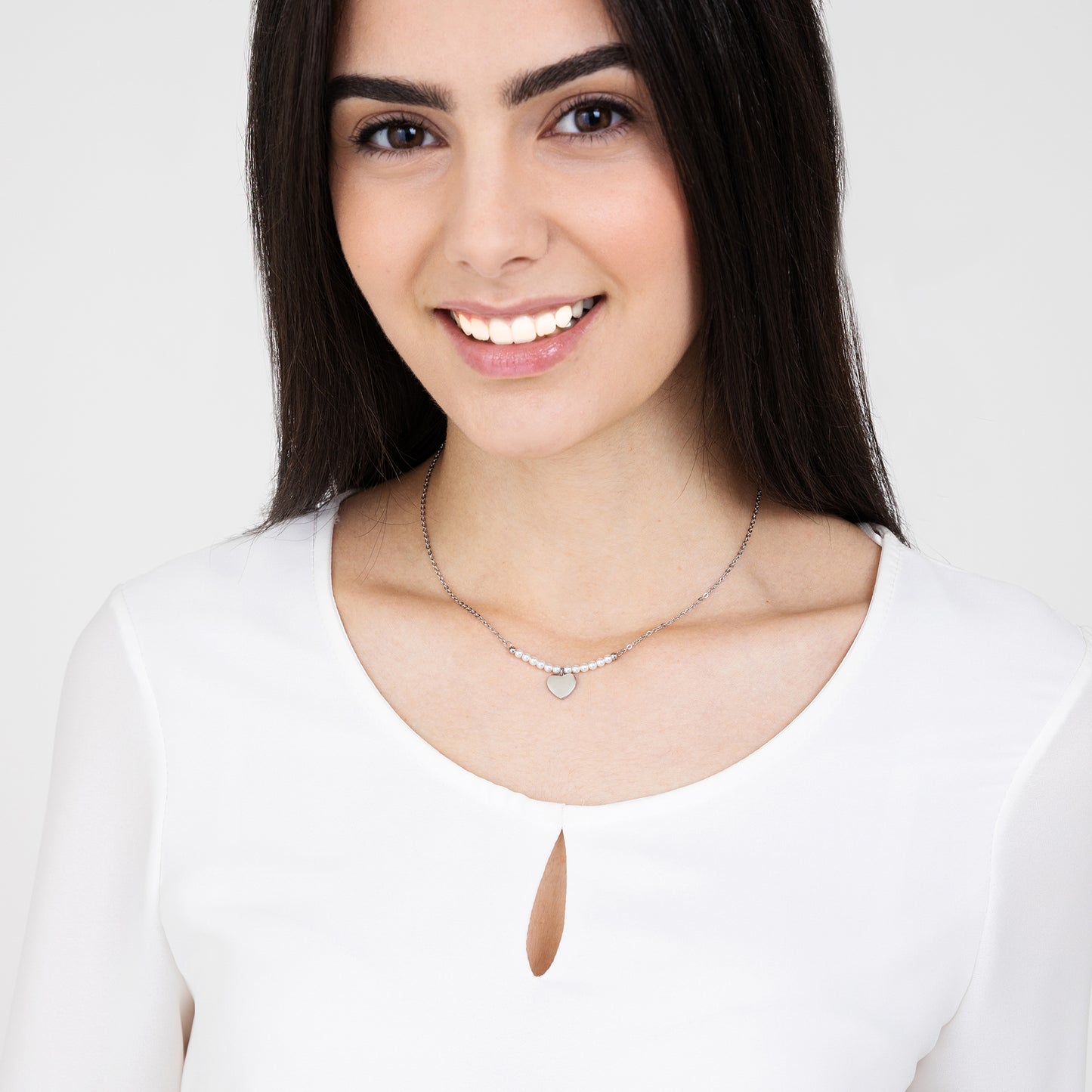 COLLIER FEMME EN ACIER DORÉ IP AVEC CŒUR ET PERLES BLANCHES