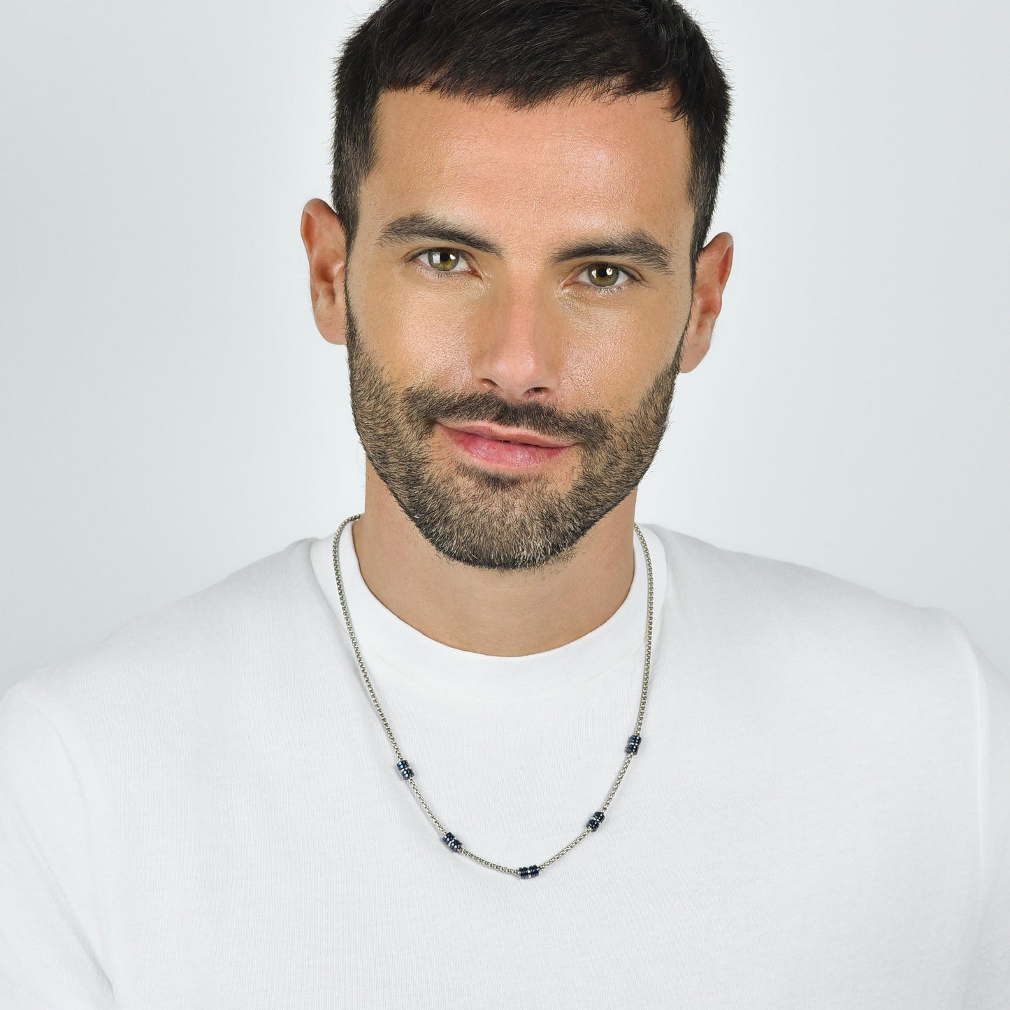 COLLIER HOMME EN ACIER AVEC ÉLÉMENTS IP BLEUS ET ARGENTÉS