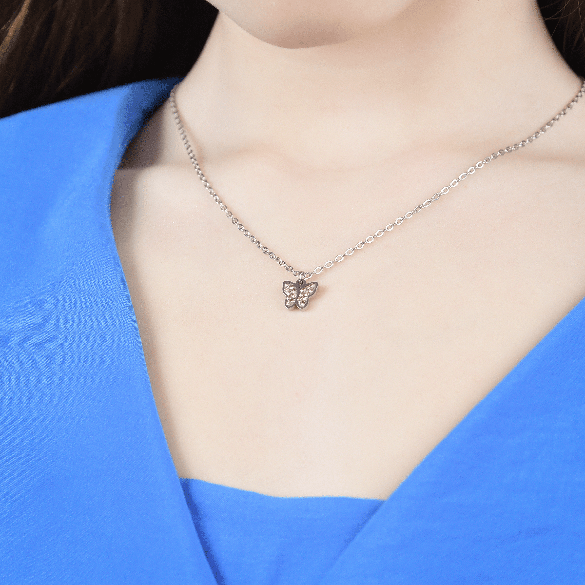 COLLIER EN ACIER POUR FILLE AVEC PAPILLON ET CRISTAUX ROSES