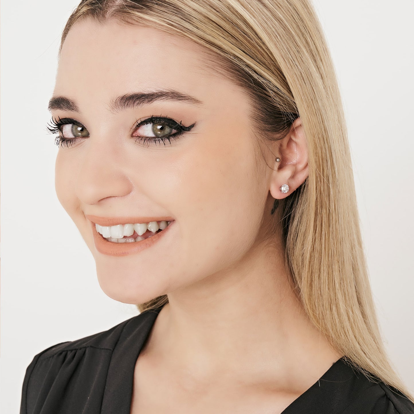 BOUCLE D'OREILLE MONO POINT EN ACIER LÉGER AVEC CRISTAL BLANC