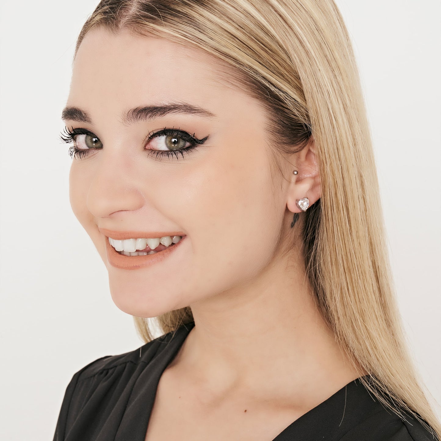 BOUCLES D'OREILLES EN ACIER POUR FEMMES AVEC DES CRISTAUX BLANCS EN FORME DE CŒUR