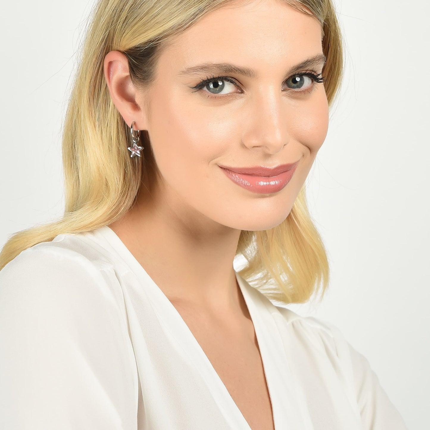 BOUCLES D'OREILLES EN ACIER POUR FEMMES AVEC DES POINTS LUMINEUX EN FORME D'ÉTOILE ROSE