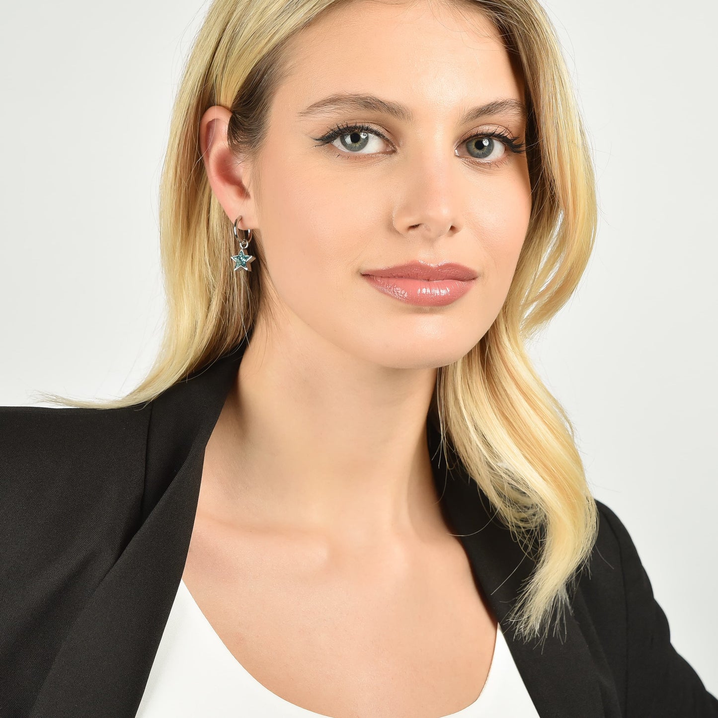 BOUCLES D'OREILLES EN ACIER POUR FEMMES AVEC DES POINTS LUMINEUX EN FORME D'ÉTOILES BLEUES