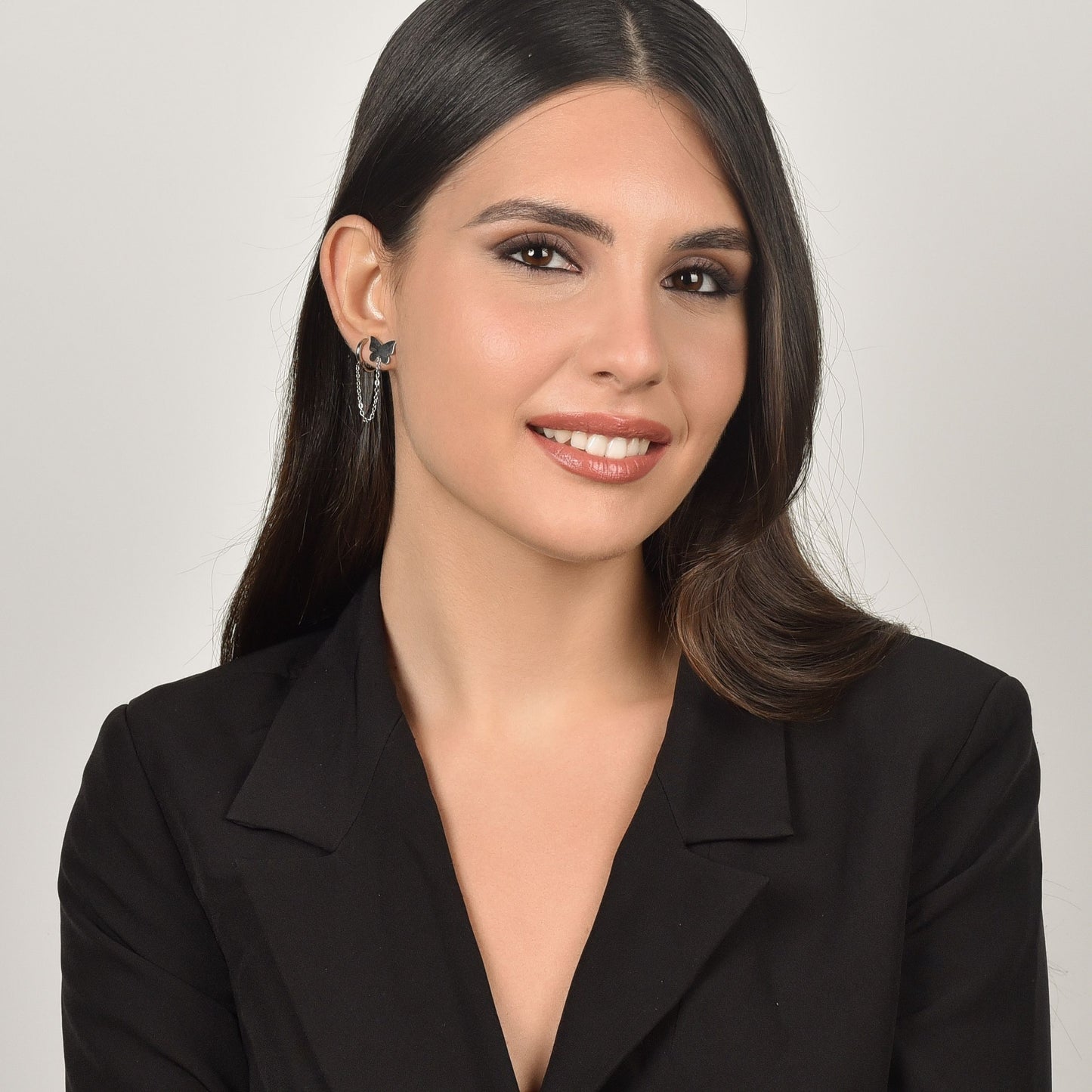 UNE FEMME BOUCLE D'OREILLE EN ACIER AVEC PAPILLON