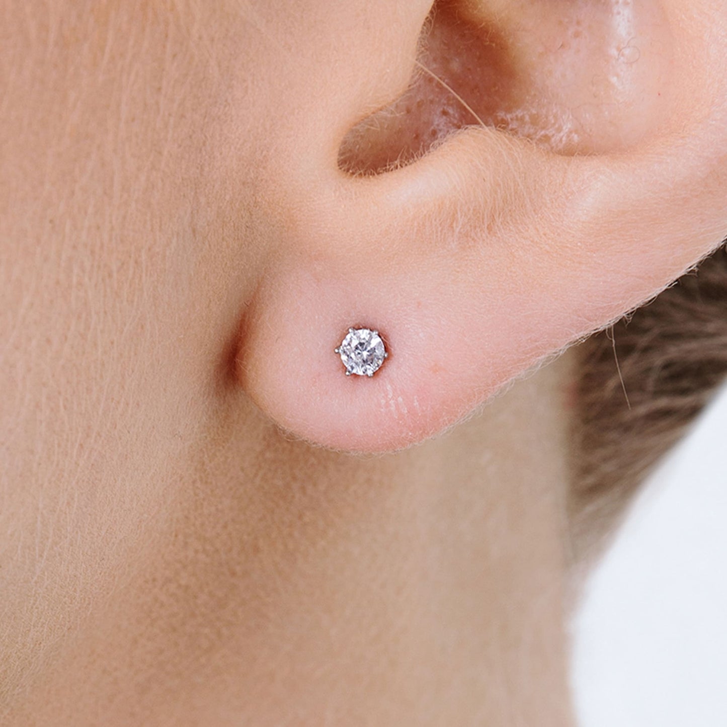 BOUCLES D'OREILLES LUMINEUSES EN ACIER AVEC CRISTAL BLANC DE 3 MM