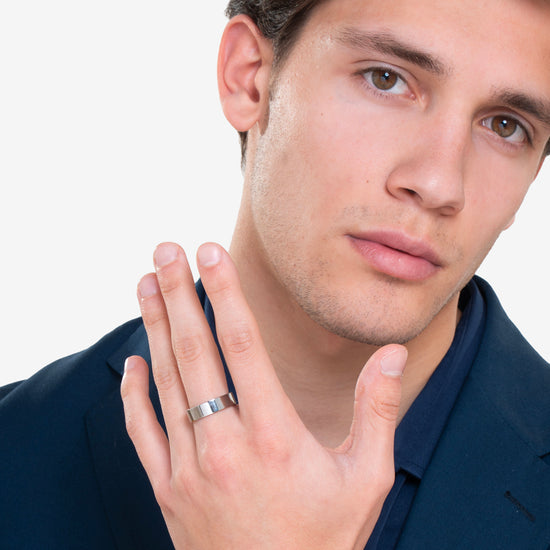 ANELLO UOMO IN ACCIAIO CON CRISTALLI BIANCHI