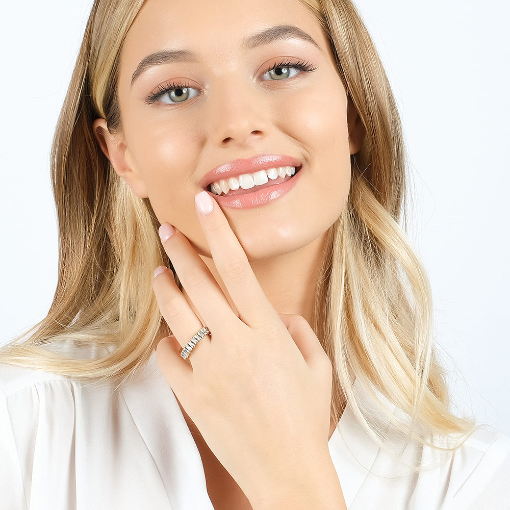 BAGUE POUR FEMME, EN ACIER ET OR, AVEC CRISTAUX BLANCS.