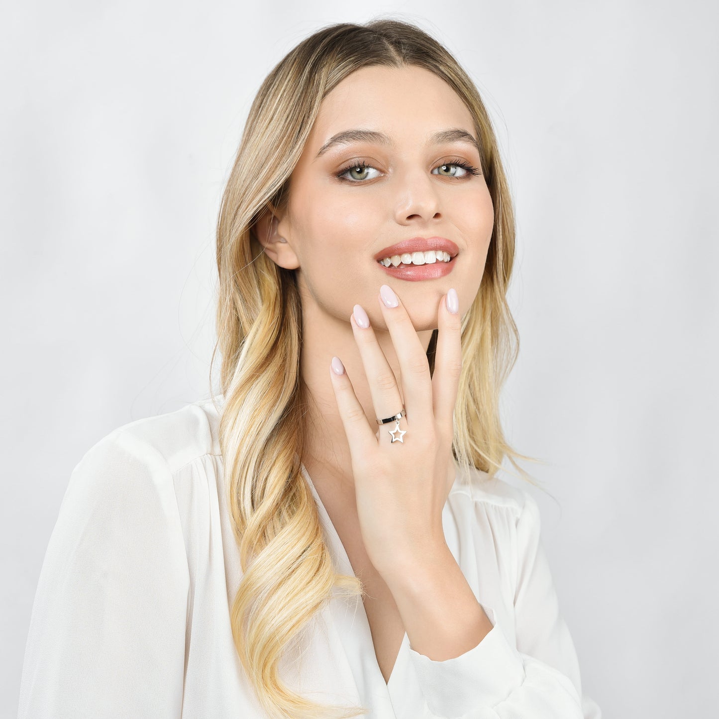 BAGUE EN ACIER POUR DAMES AVEC ÉTOILE PERFORÉE