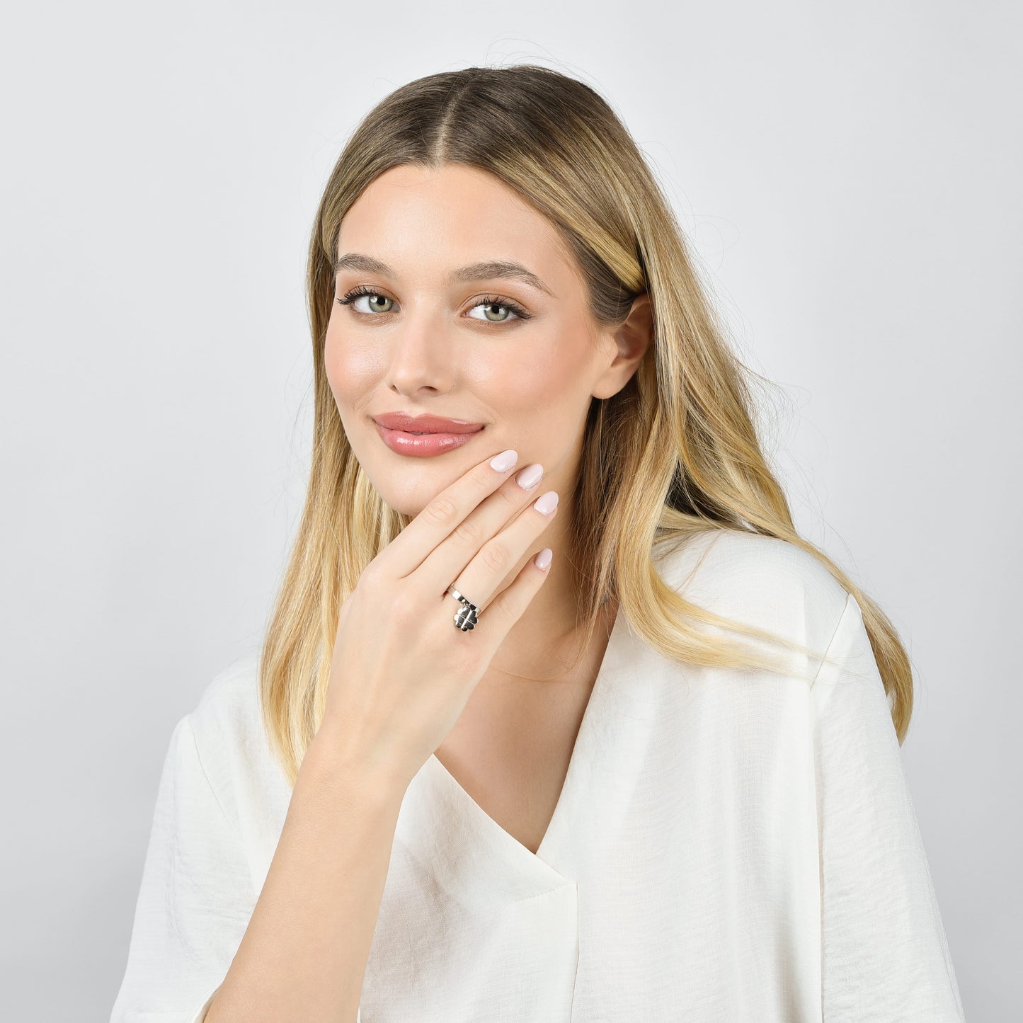 BAGUE EN ACIER POUR FEMMES AVEC TRÈFLE À QUATRE FEUILLES