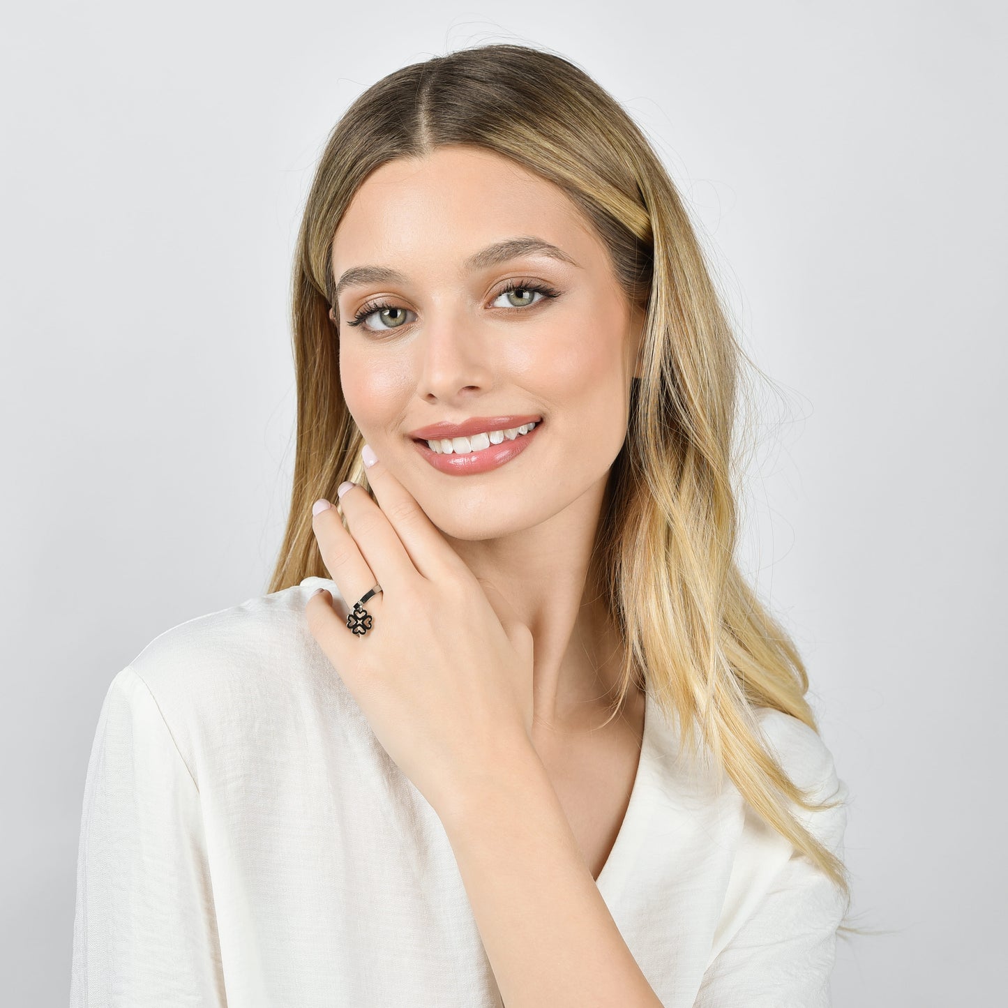 BAGUE EN ACIER POUR FEMMES AVEC TRÈFLE À QUATRE FEUILLES PERFORÉ