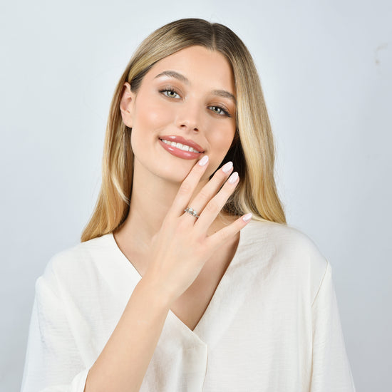 BAGUE EN ACIER POUR FEMMES AVEC CRISTAUX BLANCS ET CŒURS