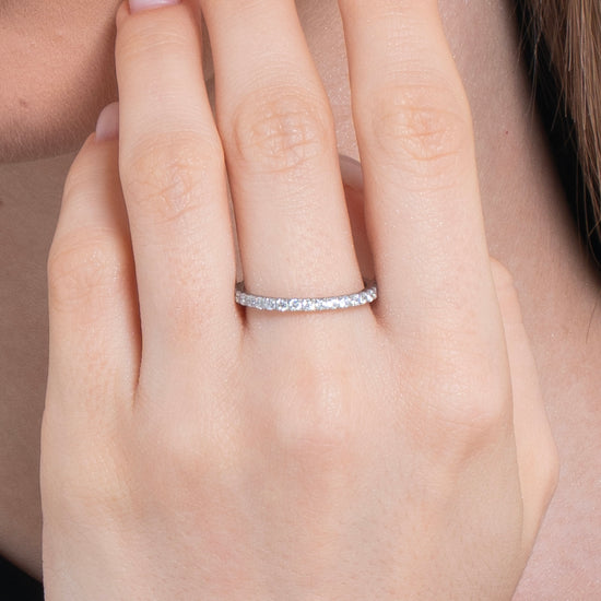 BAGUE EN ACIER POUR FEMMES AVEC CRISTAUX BLANCS