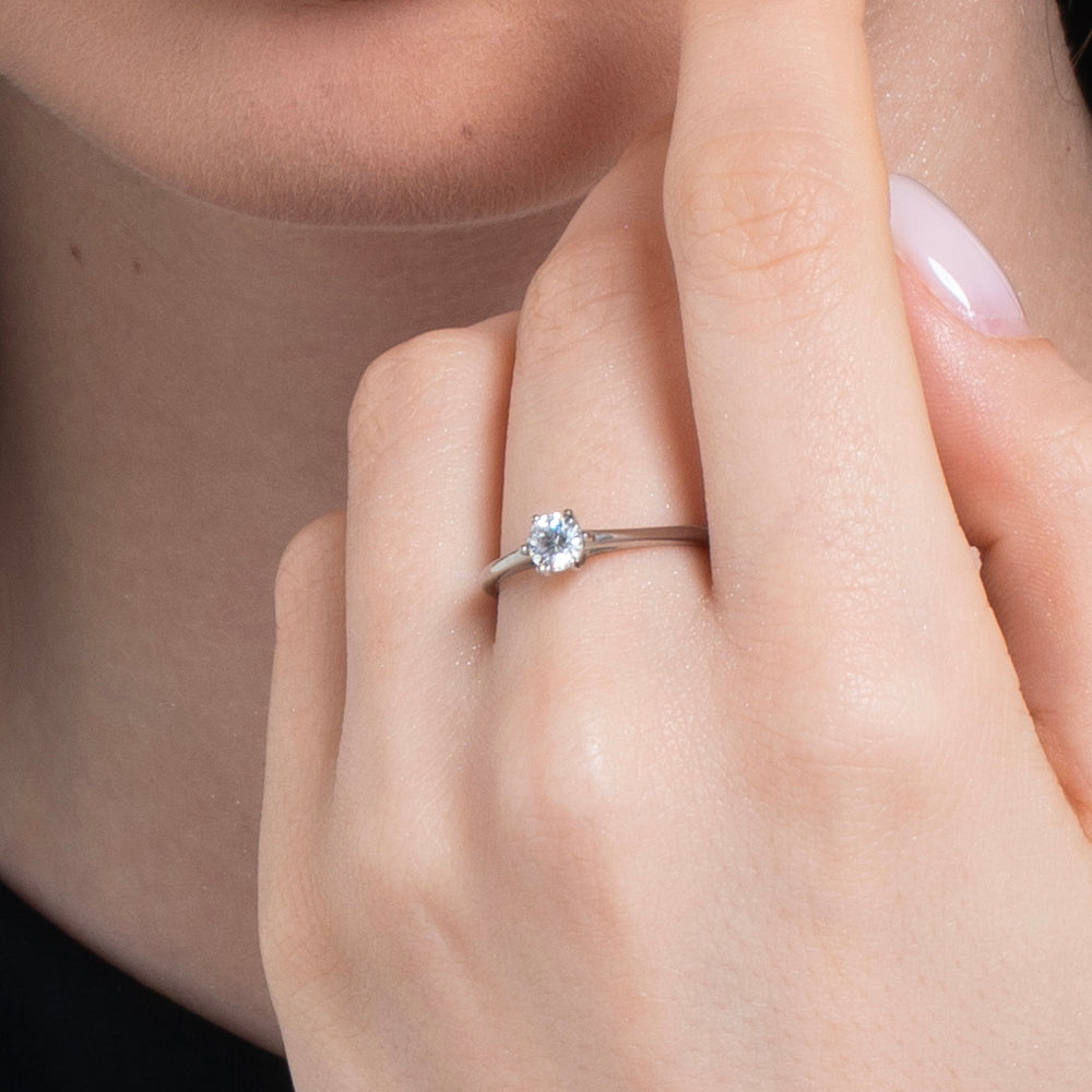 BAGUE EN ACIER POUR DAMES AVEC CRISTAL BLANC