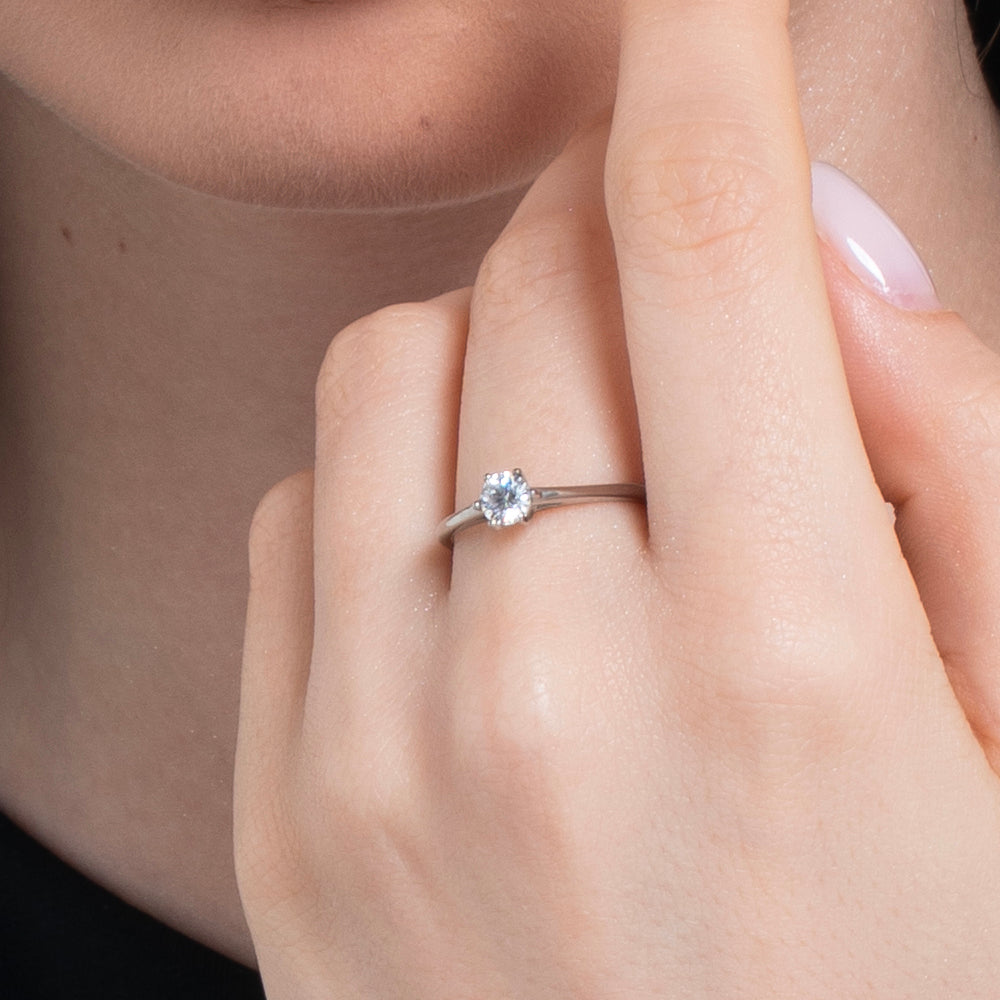 BAGUE EN ACIER POUR DAMES AVEC CRISTAL BLANC