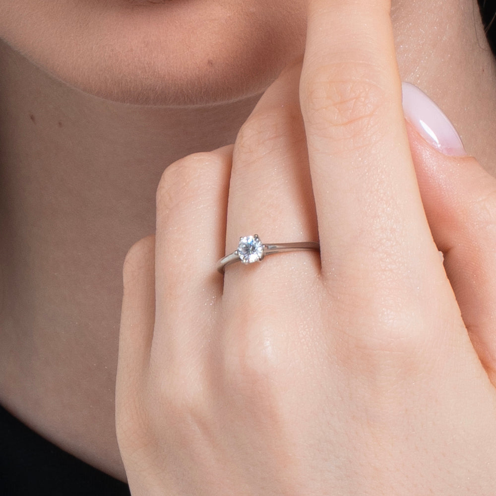 BAGUE EN ACIER POUR DAMES AVEC CRISTAL BLANC