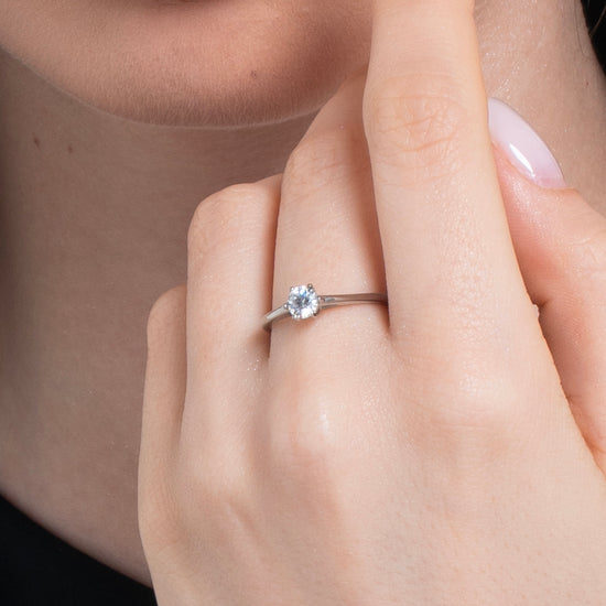 BAGUE EN ACIER POUR DAMES AVEC CRISTAL BLANC