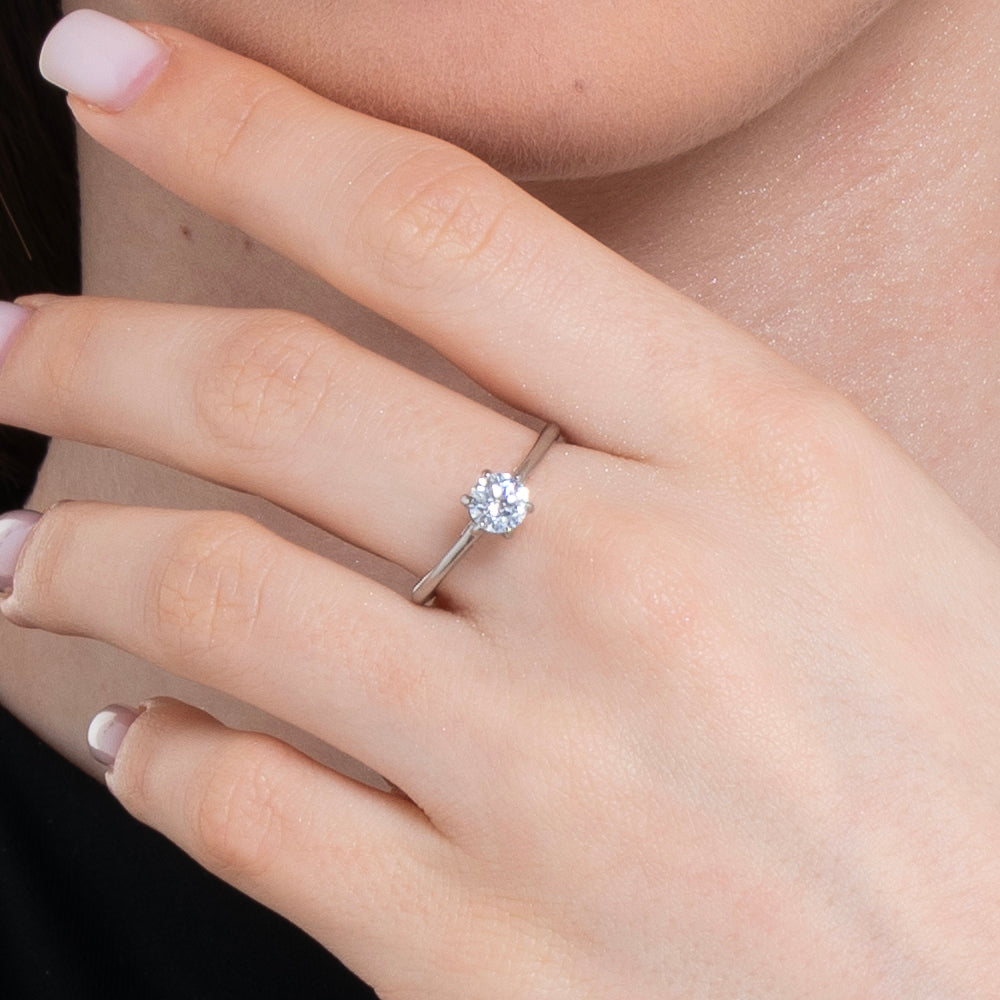 BAGUE EN ACIER POUR DAMES AVEC CRISTAL BLANC