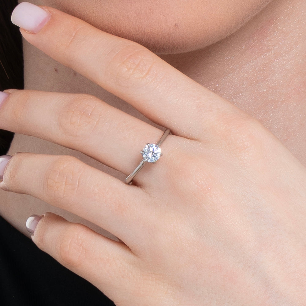 BAGUE EN ACIER POUR DAMES AVEC CRISTAL BLANC