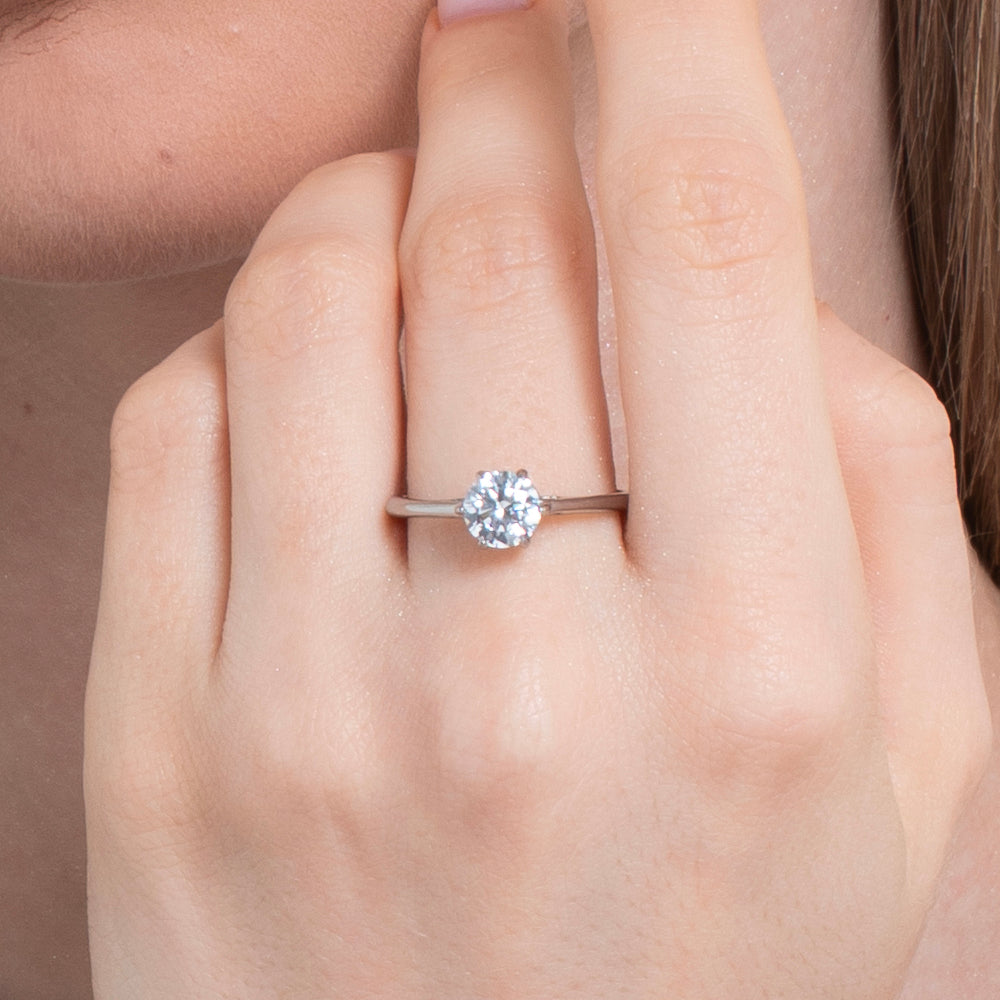 BAGUE EN ACIER POUR DAMES AVEC CRISTAL BLANC