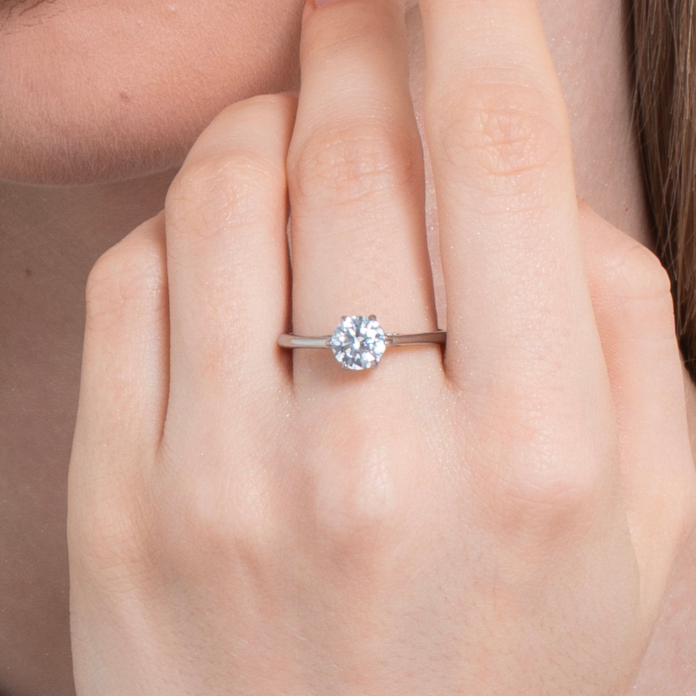 BAGUE EN ACIER POUR DAMES AVEC CRISTAL BLANC