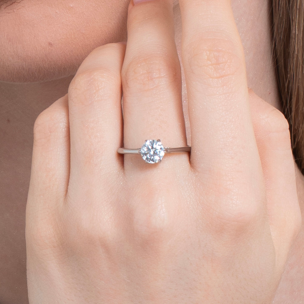 BAGUE EN ACIER POUR DAMES AVEC CRISTAL BLANC