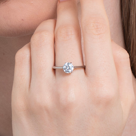 BAGUE EN ACIER POUR DAMES AVEC CRISTAL BLANC