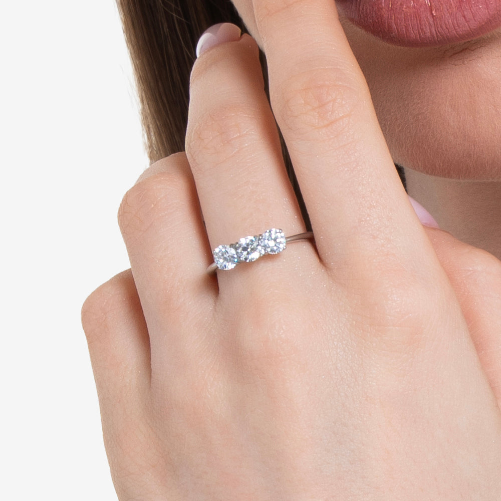 BAGUE EN ACIER POUR FEMMES AVEC CRISTAUX BLANCS