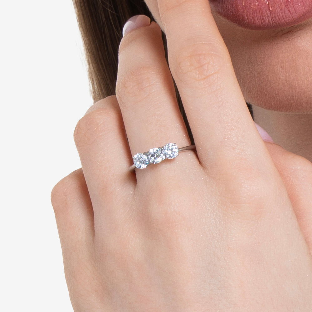 BAGUE EN ACIER POUR FEMMES AVEC CRISTAUX BLANCS