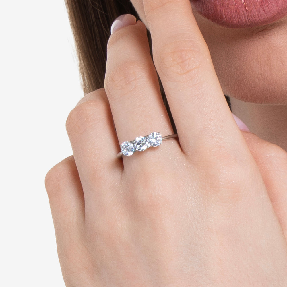 BAGUE EN ACIER POUR FEMMES AVEC CRISTAUX BLANCS