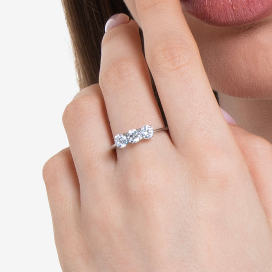 BAGUE EN ACIER POUR FEMMES AVEC CRISTAUX BLANCS