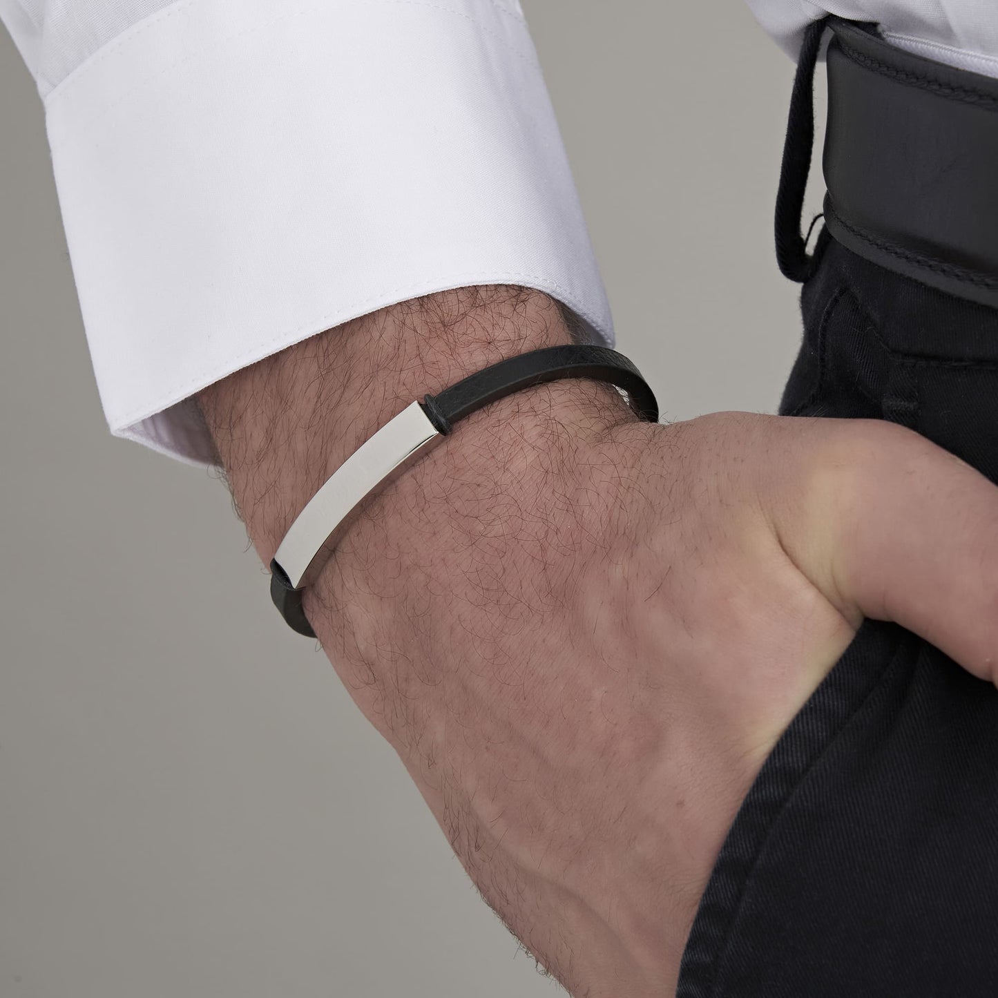 BRACCIALE UOMO IN CUOIO NERO CON PIASTRA IN ACCIAIO