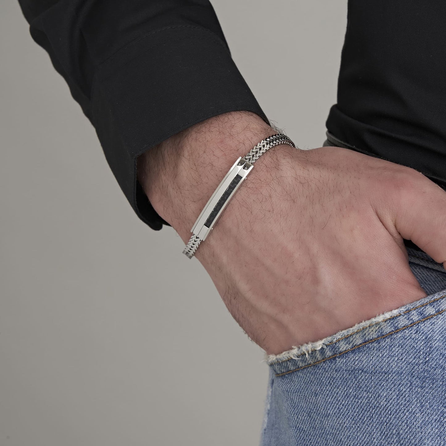 BRACELET HOMME EN ACIER AVEC PLAQUE EN FIBRE DE CARBONE ET ÉLÉMENT NOIR