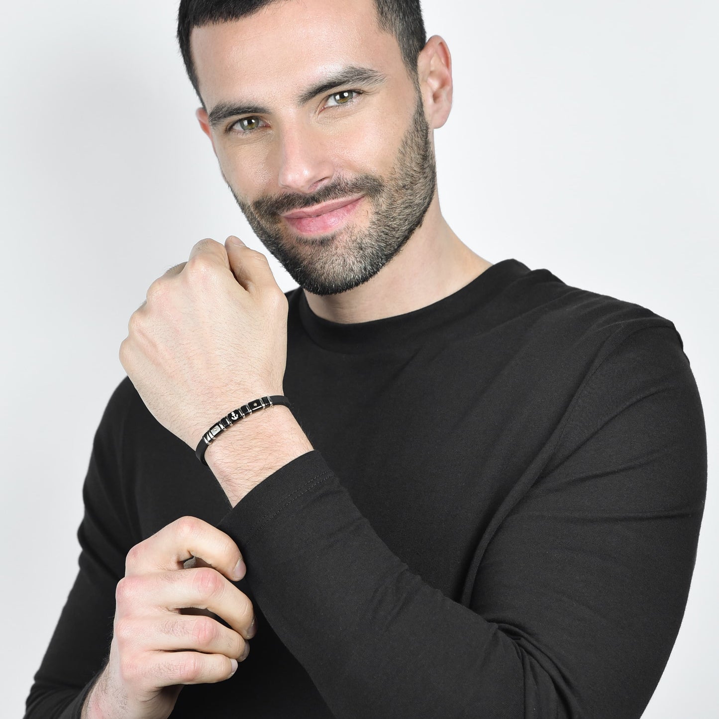 BRACELET HOMME EN SILICONE NOIR AVEC ÉLÉMENTS EN ACIER, IP NOIR ET OR AVEC ANCRE