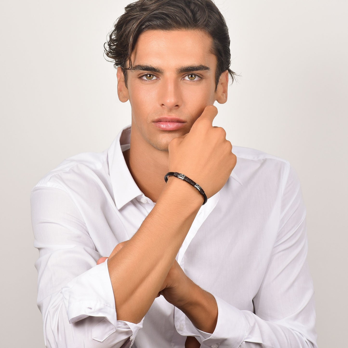 BRACELET HOMME EN CUIR NOIR AVEC ÉLÉMENTS EN ACIER