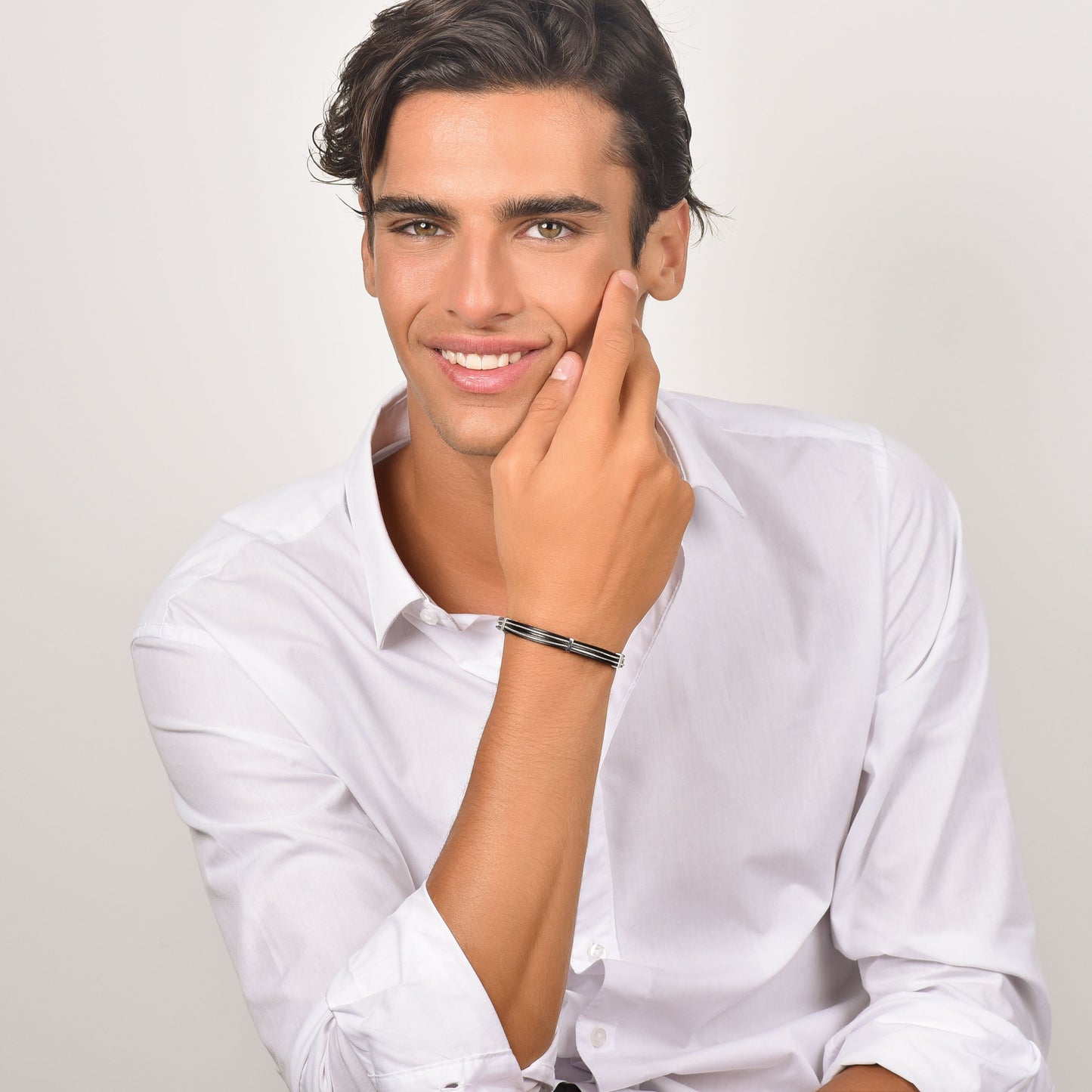 BRACELET HOMME EN CUIR NOIR AVEC ÉLÉMENTS EN ACIER